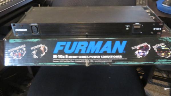 מפצל חשמל מקצועי עם סינון רעשים FURMAN M10X-E