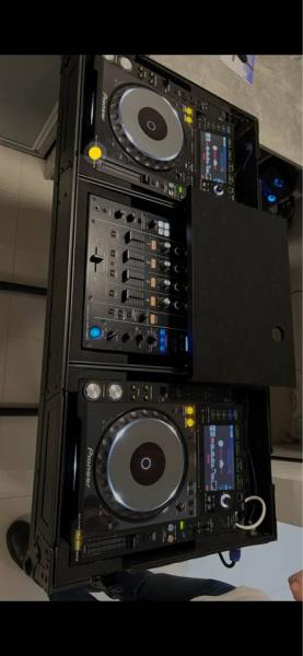 CDJs 2000 Nexus + DJM-750MK2